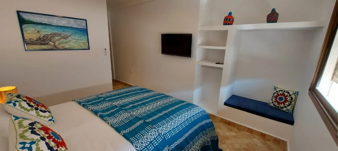 Chambre double de charme climatisée au Riad Étoile Agadir, décoration artisanale marocaine.